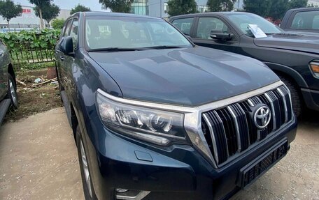 Toyota Land Cruiser Prado 150 рестайлинг 2, 2022 год, 6 790 000 рублей, 3 фотография