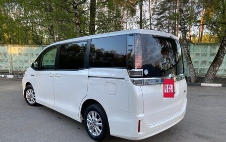 Toyota Voxy III, 2018 год, 2 650 000 рублей, 4 фотография