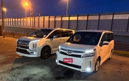 Toyota Voxy III, 2018 год, 2 650 000 рублей, 10 фотография