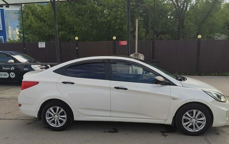 Hyundai Solaris II рестайлинг, 2011 год, 850 000 рублей, 3 фотография