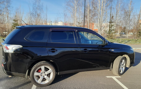 Mitsubishi Outlander III рестайлинг 3, 2014 год, 1 299 000 рублей, 2 фотография