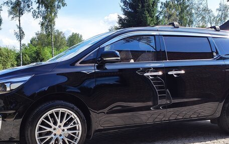 KIA Carnival III, 2017 год, 2 400 000 рублей, 3 фотография