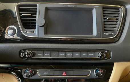 KIA Carnival III, 2017 год, 2 950 000 рублей, 21 фотография