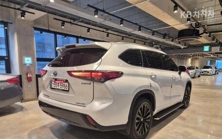 Toyota Highlander, 2023 год, 3 100 000 рублей, 4 фотография