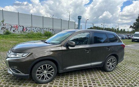 Mitsubishi Outlander III рестайлинг 3, 2016 год, 1 950 000 рублей, 2 фотография