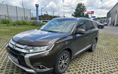 Mitsubishi Outlander III рестайлинг 3, 2016 год, 1 950 000 рублей, 3 фотография