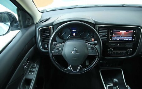 Mitsubishi Outlander III рестайлинг 3, 2018 год, 1 820 000 рублей, 13 фотография