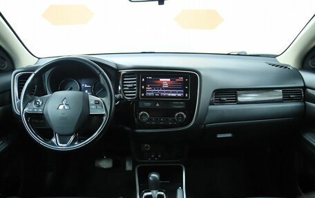 Mitsubishi Outlander III рестайлинг 3, 2018 год, 1 820 000 рублей, 12 фотография