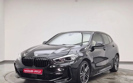 BMW 1 серия, 2022 год, 2 300 000 рублей, 1 фотография