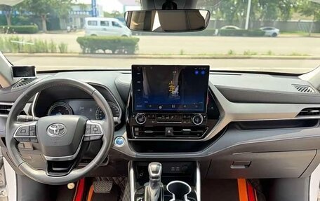 Toyota Highlander, 2022 год, 3 780 000 рублей, 2 фотография