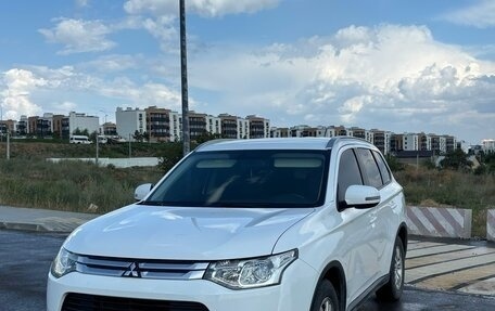 Mitsubishi Outlander III рестайлинг 3, 2014 год, 1 850 000 рублей, 1 фотография