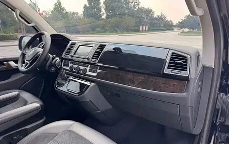 Volkswagen Multivan T6 рестайлинг, 2022 год, 5 670 000 рублей, 8 фотография