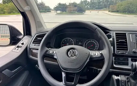 Volkswagen Multivan T6 рестайлинг, 2022 год, 5 670 000 рублей, 10 фотография