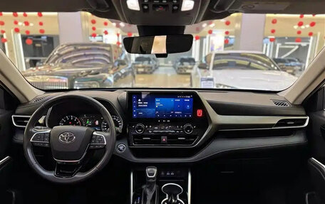 Toyota Highlander, 2024 год, 3 988 000 рублей, 23 фотография