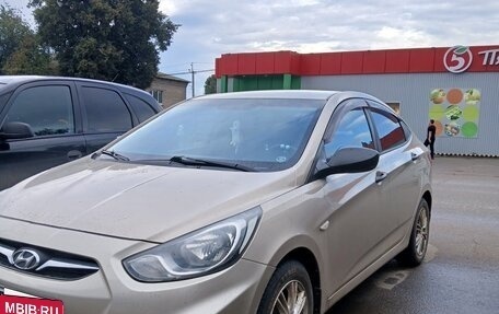 Hyundai Solaris II рестайлинг, 2012 год, 800 000 рублей, 3 фотография