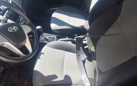 Hyundai Solaris II рестайлинг, 2013 год, 650 000 рублей, 24 фотография