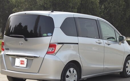 Honda Freed I, 2015 год, 1 050 000 рублей, 5 фотография