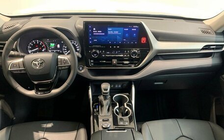 Toyota Highlander, 2024 год, 5 699 000 рублей, 12 фотография