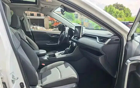 Toyota RAV4, 2022 год, 2 824 000 рублей, 10 фотография
