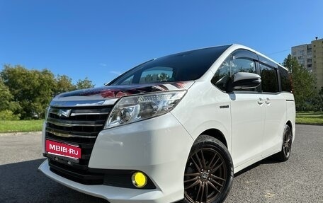 Toyota Noah III, 2014 год, 2 030 000 рублей, 1 фотография