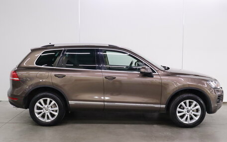 Volkswagen Touareg III, 2011 год, 1 630 000 рублей, 2 фотография