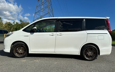 Toyota Noah III, 2014 год, 2 030 000 рублей, 2 фотография