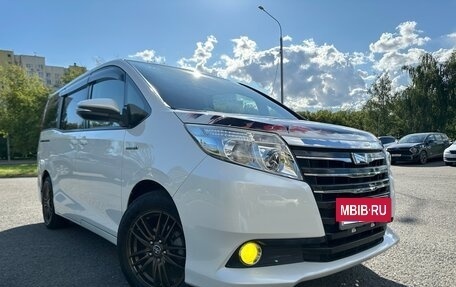 Toyota Noah III, 2014 год, 2 030 000 рублей, 7 фотография