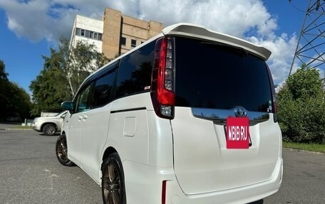 Toyota Noah III, 2014 год, 2 030 000 рублей, 3 фотография