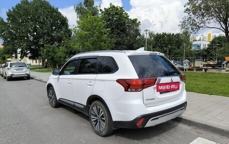 Mitsubishi Outlander III рестайлинг 3, 2021 год, 1 910 000 рублей, 6 фотография