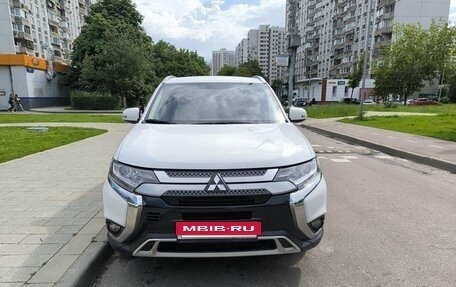 Mitsubishi Outlander III рестайлинг 3, 2021 год, 1 910 000 рублей, 2 фотография