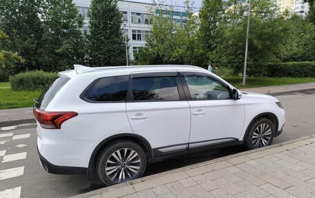 Mitsubishi Outlander III рестайлинг 3, 2021 год, 1 910 000 рублей, 8 фотография