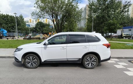 Mitsubishi Outlander III рестайлинг 3, 2021 год, 1 910 000 рублей, 7 фотография