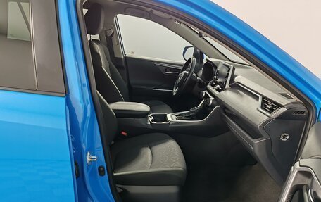 Toyota RAV4, 2020 год, 2 555 000 рублей, 21 фотография