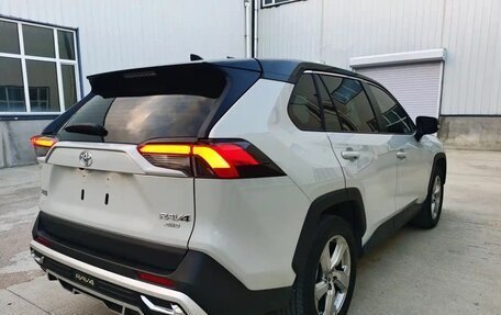 Toyota RAV4, 2022 год, 2 600 000 рублей, 5 фотография