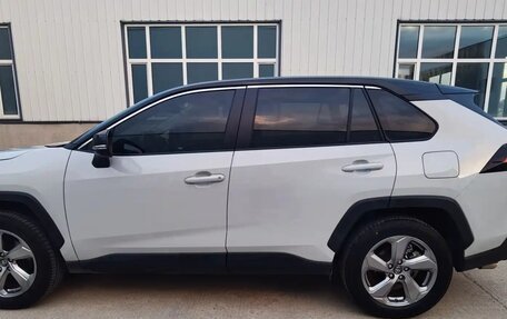 Toyota RAV4, 2022 год, 2 600 000 рублей, 7 фотография