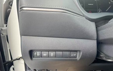 Toyota Venza, 2023 год, 2 995 000 рублей, 16 фотография