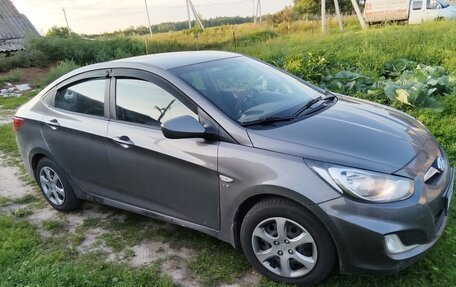 Hyundai Solaris II рестайлинг, 2011 год, 800 000 рублей, 5 фотография