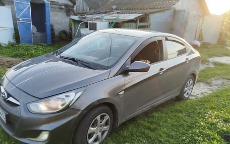 Hyundai Solaris II рестайлинг, 2011 год, 800 000 рублей, 4 фотография