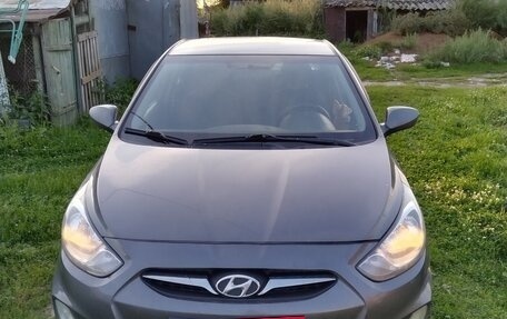 Hyundai Solaris II рестайлинг, 2011 год, 800 000 рублей, 6 фотография