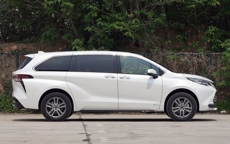 Toyota Sienna, 2022 год, 3 250 000 рублей, 2 фотография
