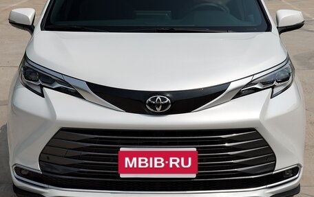 Toyota Sienna, 2022 год, 3 250 000 рублей, 24 фотография