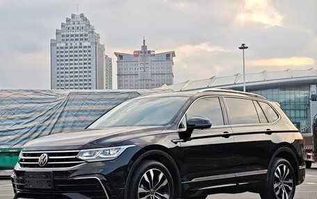 Volkswagen Tiguan II, 2022 год, 3 080 000 рублей, 2 фотография