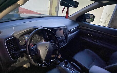 Mitsubishi Outlander III рестайлинг 3, 2015 год, 1 700 000 рублей, 8 фотография