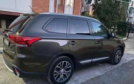 Mitsubishi Outlander III рестайлинг 3, 2015 год, 1 700 000 рублей, 5 фотография