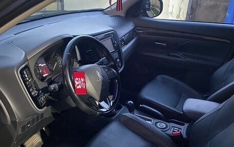 Mitsubishi Outlander III рестайлинг 3, 2015 год, 1 700 000 рублей, 7 фотография