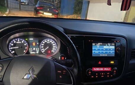 Mitsubishi Outlander III рестайлинг 3, 2015 год, 1 700 000 рублей, 9 фотография