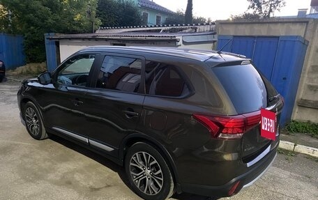 Mitsubishi Outlander III рестайлинг 3, 2015 год, 1 700 000 рублей, 4 фотография