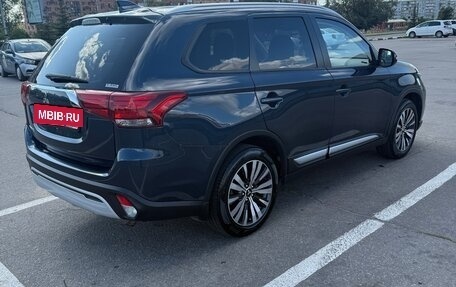Mitsubishi Outlander III рестайлинг 3, 2021 год, 2 280 000 рублей, 3 фотография