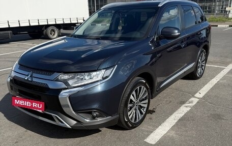 Mitsubishi Outlander III рестайлинг 3, 2021 год, 2 280 000 рублей, 2 фотография