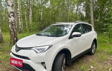 Toyota RAV4, 2017 год, 2 340 000 рублей, 3 фотография